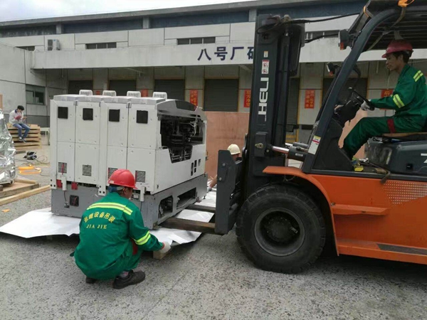 SMT設備卸車、拆箱作業(yè)