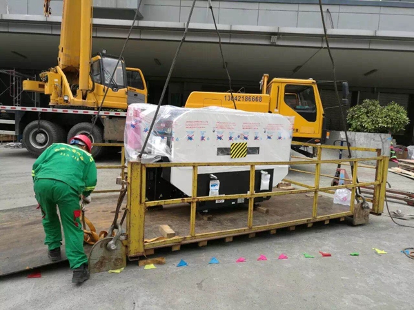 SMT設備卸車、拆箱作業